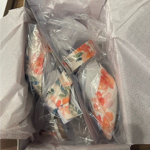 Brand new in box*Bandolino Women’s Millie Floral Pump - Picture 7 of 8